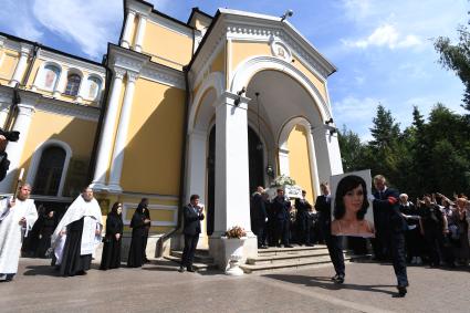 Церемония прощания с Анастасией Заворотнюк в Москве