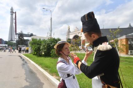 Москвичи отмечают День России на ВДНХ