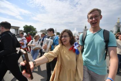 Москвичи отмечают День России на ВДНХ