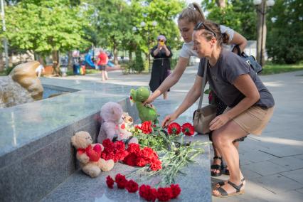 Севастопольцы создали импровизированный мемориал в память о погибших во время атаки ВСУ