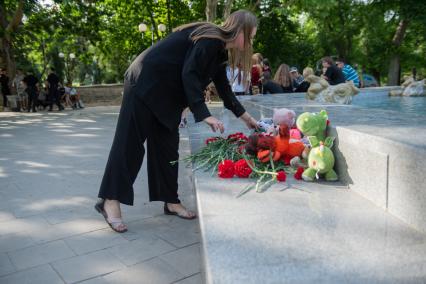 Севастопольцы создали импровизированный мемориал в память о погибших во время атаки ВСУ