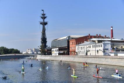 Костюмированный SUP-заплыв в Москве