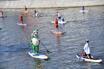 Костюмированный SUP-заплыв в Москве