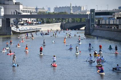 Костюмированный SUP-заплыв в Москве