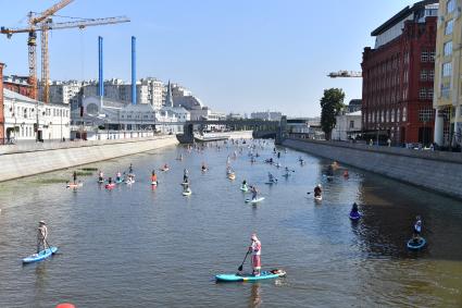 Костюмированный SUP-заплыв в Москве