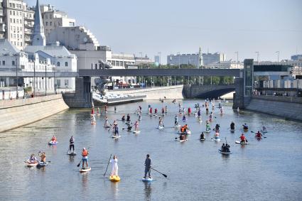 Костюмированный SUP-заплыв в Москве