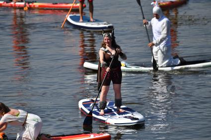 Костюмированный SUP-заплыв в Москве