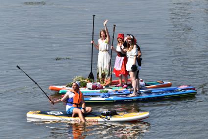 Костюмированный SUP-заплыв в Москве