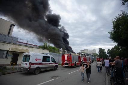 Тушение пожара на территории НПО автоматики в Екатеринбурге