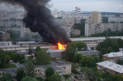 Тушение пожара на территории НПО автоматики в Екатеринбурге