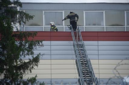 Тушение пожара на территории НПО автоматики в Екатеринбурге