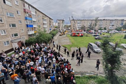 Последствия обрушения подъезда жилого дома в Нижнем Тагиле из-за взрыва газа