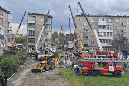 Последствия обрушения подъезда жилого дома в Нижнем Тагиле из-за взрыва газа