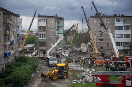 Последствия обрушения подъезда жилого дома в Нижнем Тагиле из-за взрыва газа