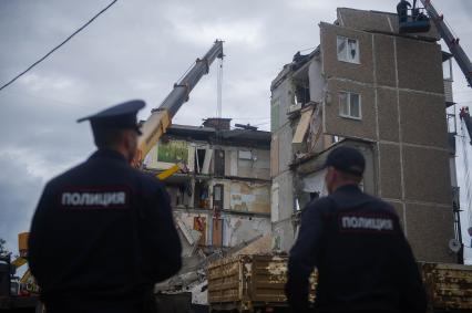 Последствия обрушения подъезда жилого дома в Нижнем Тагиле из-за взрыва газа