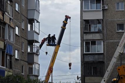 Последствия обрушения подъезда жилого дома в Нижнем Тагиле из-за взрыва газа