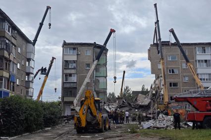 Последствия обрушения подъезда жилого дома в Нижнем Тагиле из-за взрыва газа