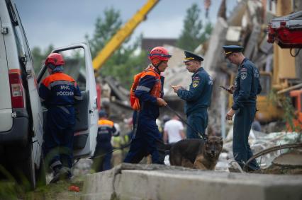 Последствия обрушения подъезда жилого дома в Нижнем Тагиле из-за взрыва газа