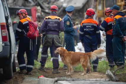 Последствия обрушения подъезда жилого дома в Нижнем Тагиле из-за взрыва газа