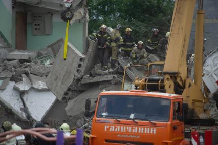 Последствия обрушения подъезда жилого дома в Нижнем Тагиле из-за взрыва газа