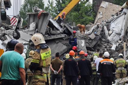 Последствия обрушения подъезда жилого дома в Нижнем Тагиле из-за взрыва газа