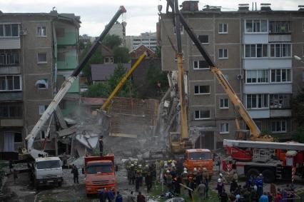 Последствия обрушения подъезда жилого дома в Нижнем Тагиле из-за взрыва газа