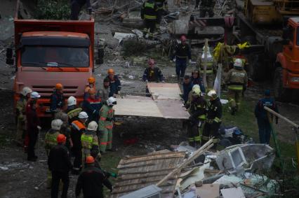 Последствия обрушения подъезда жилого дома в Нижнем Тагиле из-за взрыва газа