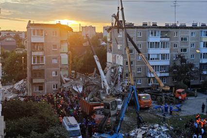 Последствия обрушения подъезда жилого дома в Нижнем Тагиле из-за взрыва газа