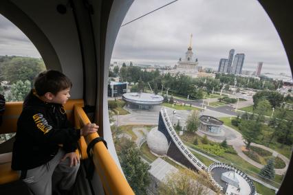 Новая канатная дорога в парке аттракционов `Орион` на ВДНХ.  Аттракцион `Воздушный трамвай`