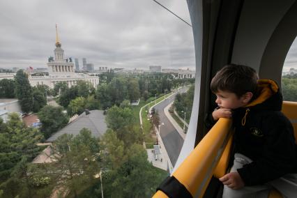 Новая канатная дорога в парке аттракционов `Орион` на ВДНХ.  Аттракцион `Воздушный трамвай`