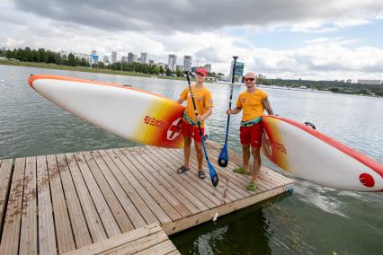 Спасатели на sup-бордах появились на пляжах Москвы