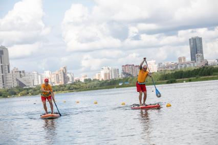 Спасатели на sup-бордах появились на пляжах Москвы