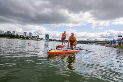 Спасатели на sup-бордах появились на пляжах Москвы