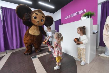 Раздача детям игрушек Чебурашка в пункте Wildberries