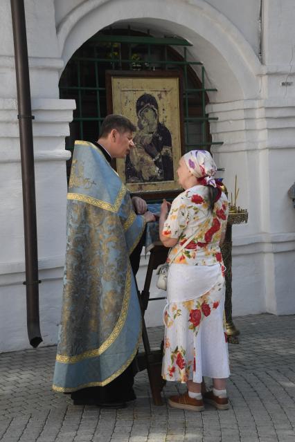 Божественная литургия в храме Сретенского монастыря