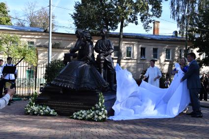 Анна Громова  и Андрей Воробьев на открытии памятника императрице Марии Александровне в императорском имении Ильинское-Усово