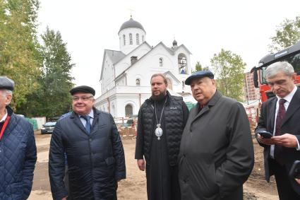 Владимир Ресин посетил строящийся храм Александра Невского в Хорошёво-Мнёвниках