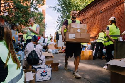 Волонтеры в Курске раздают помощь эвакуированным жителям Курской области