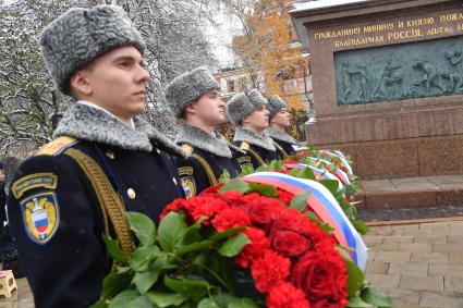 Возложение цветов к памятнику Минину и Пожарскому в День народного единства