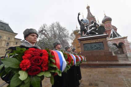 Возложение цветов к памятнику Минину и Пожарскому в День народного единства