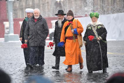 Возложение цветов к памятнику Минину и Пожарскому в День народного единства