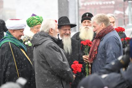 Возложение цветов к памятнику Минину и Пожарскому в День народного единства