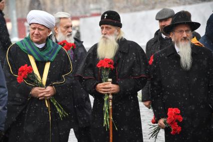 Возложение цветов к памятнику Минину и Пожарскому в День народного единства