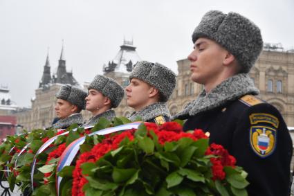 Возложение цветов к памятнику Минину и Пожарскому в День народного единства