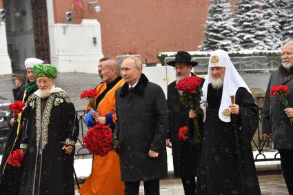 Президент Владимир Путин возложил цветы к памятнику К. Минину и Д. Пожарскому в День народного единства