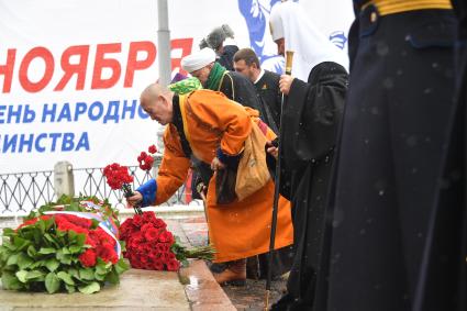 Возложение цветов к памятнику Минину и Пожарскому в День народного единства