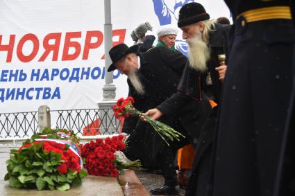 Возложение цветов к памятнику Минину и Пожарскому в День народного единства