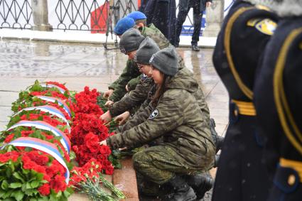 Возложение цветов к памятнику Минину и Пожарскому в День народного единства