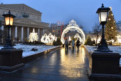 Предновогодняя иллюминация на Театральной площади в Москве