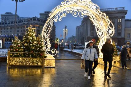 Предновогодняя иллюминация на Театральной площади в Москве